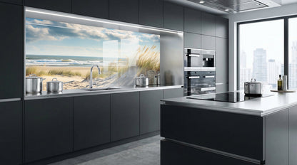 Moderne Küche: dunkle Schränke, silberfarbene Küchengeräte und eine Küchenrückwand „Düne an der Nordsee“ von glasposter.com.