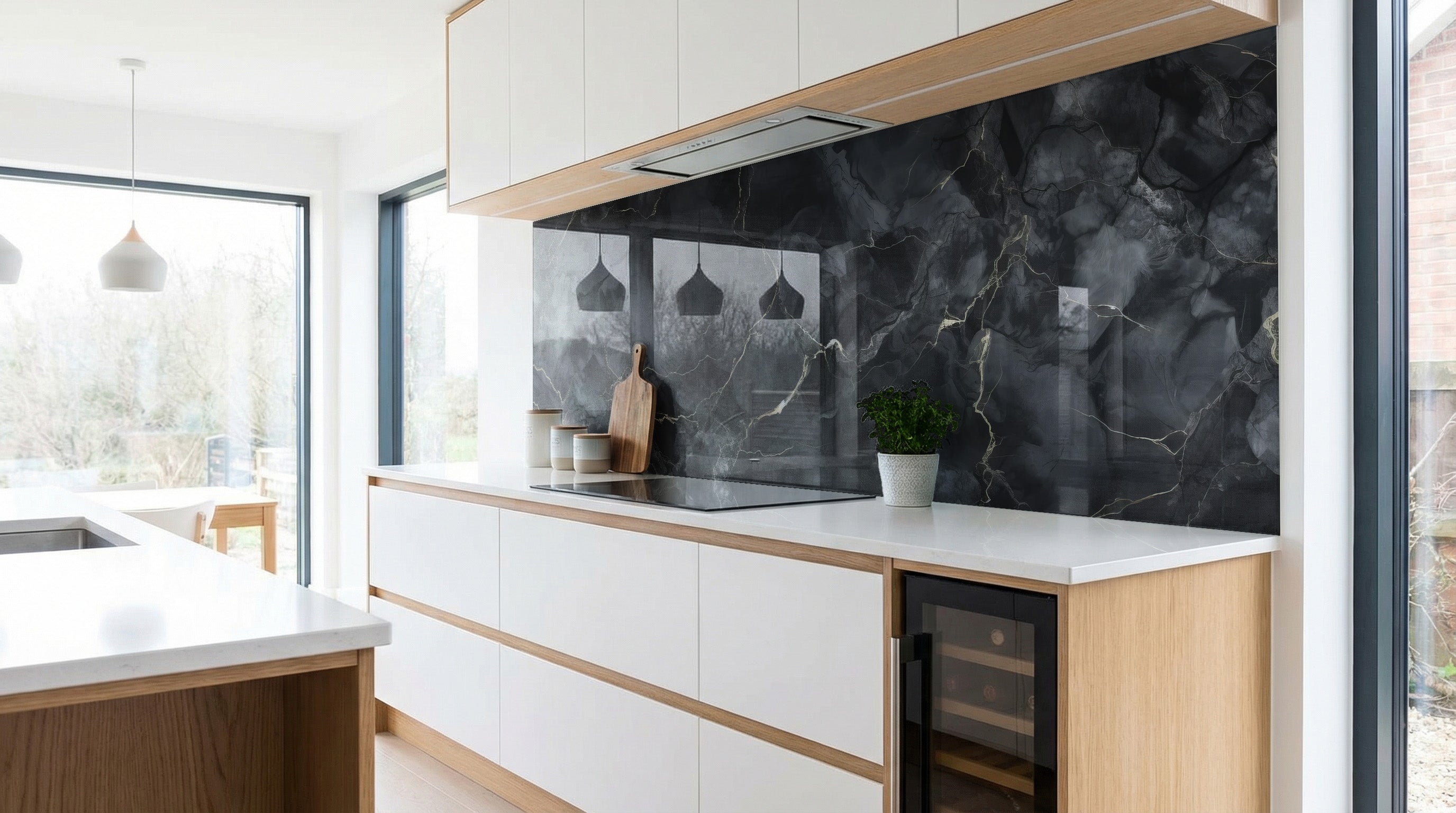 Moderne Küche mit weißen Schränken, Holzakzenten und einer Küchenrückwand von glasposter.com – Dunkler Marmor.