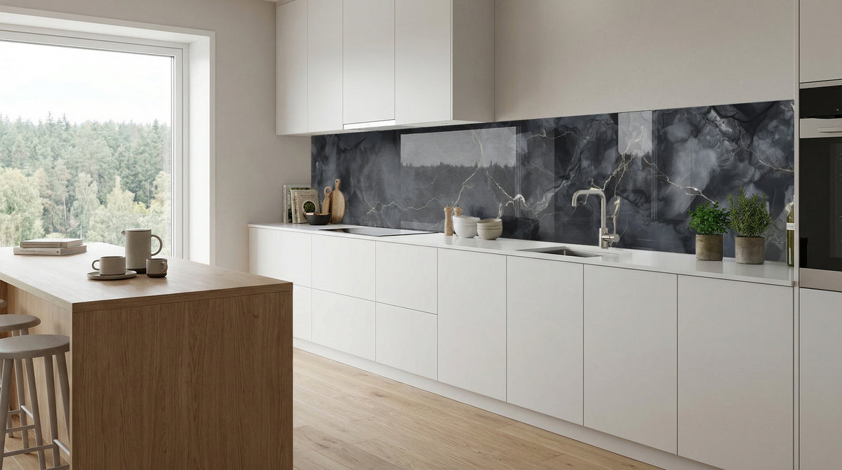 Moderne Küche mit weißen Schränken, Kücheninsel aus Holz und Küchenrückwand – Dunkler Marmor von glasposter.com.