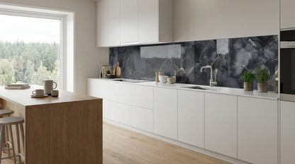 Moderne Küche mit weißen Schränken, Kücheninsel aus Holz und Küchenrückwand – Dunkler Marmor von glasposter.com.