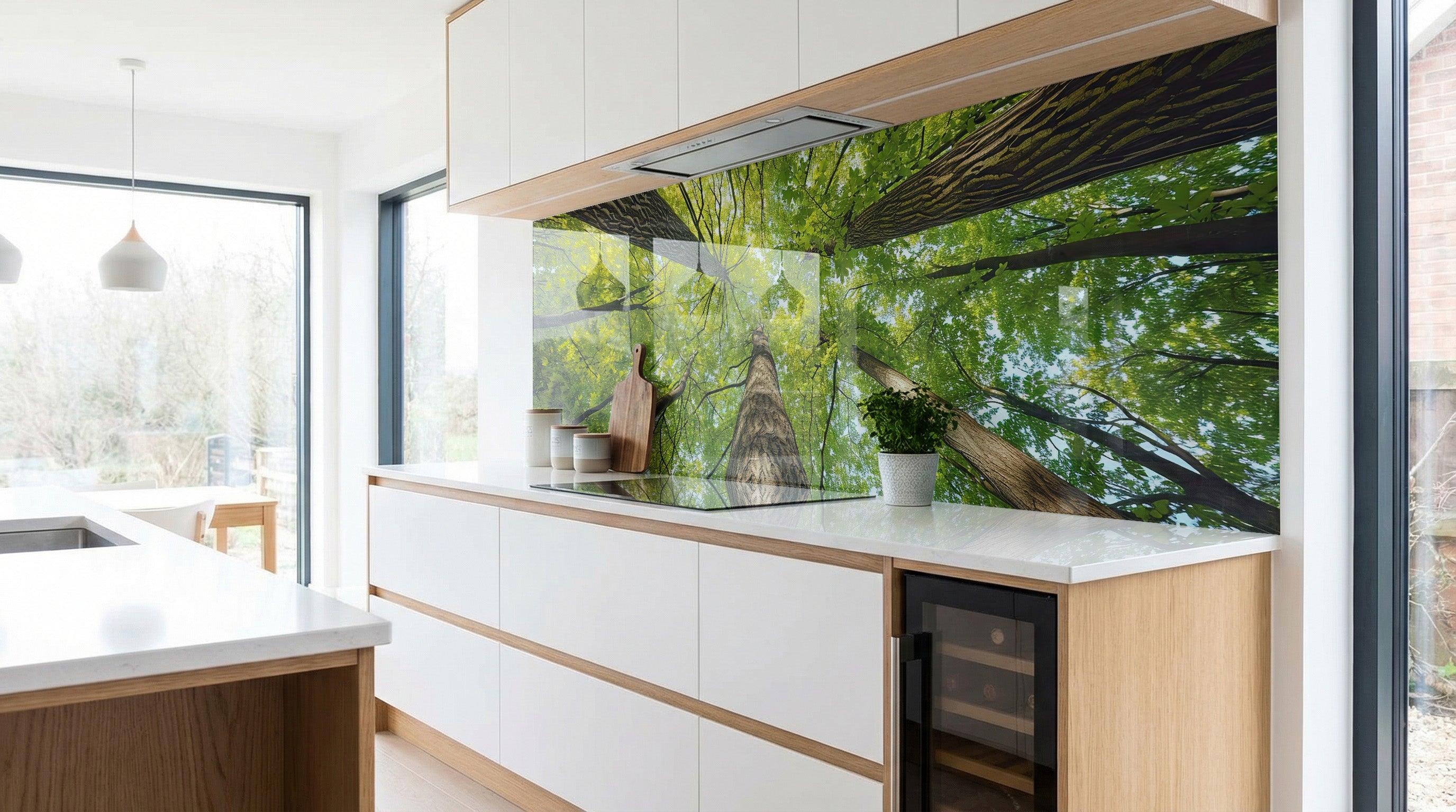 Moderne Küche mit der Küchenrückwand „Blick in die Baumkronen“ von glasposter.com.