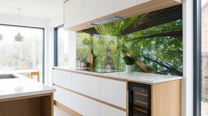 Moderne Küche mit der Küchenrückwand „Blick in die Baumkronen“ von glasposter.com.