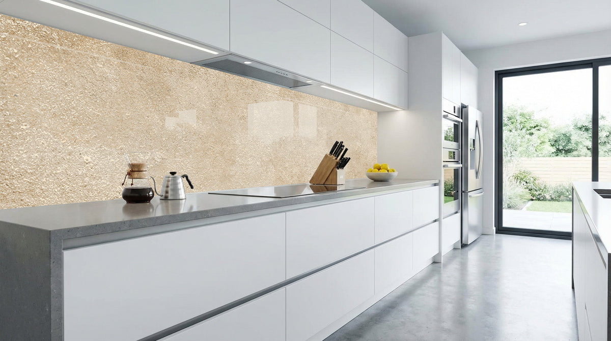 Moderne weiße Küche mit einer Rückwand aus „Rauer Beton“ von glasposter.com, Messern auf der Arbeitsplatte und Türen mit Blick in den Garten.