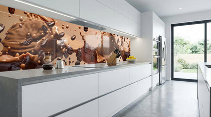 Moderne weiße Küche mit Küchenrückwand – „Kaffeestrudel“-Fliesenrückwand von glasposter.com.