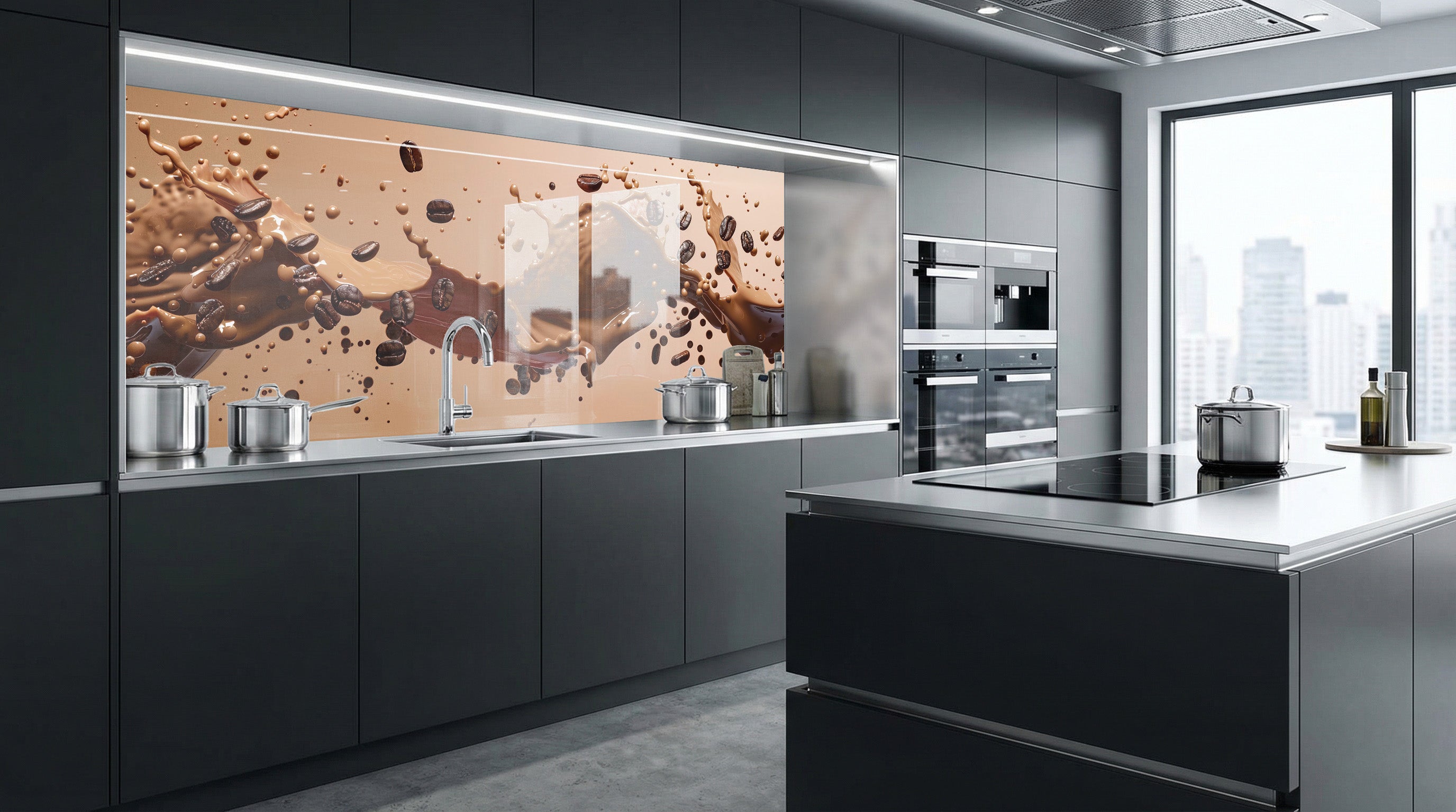Moderne Küche mit grauen Schränken und einer Küchenrückwand von glasposter.com – Motiv „Kaffeestrudel“.
