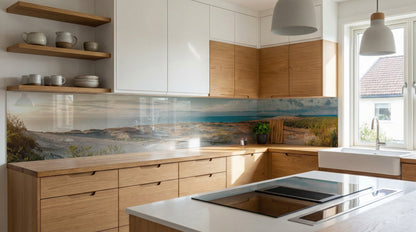 Moderne Küche mit Holzschränken und einer Küchenrückwand – „Dünenlandschaft“ von glasposter.com.