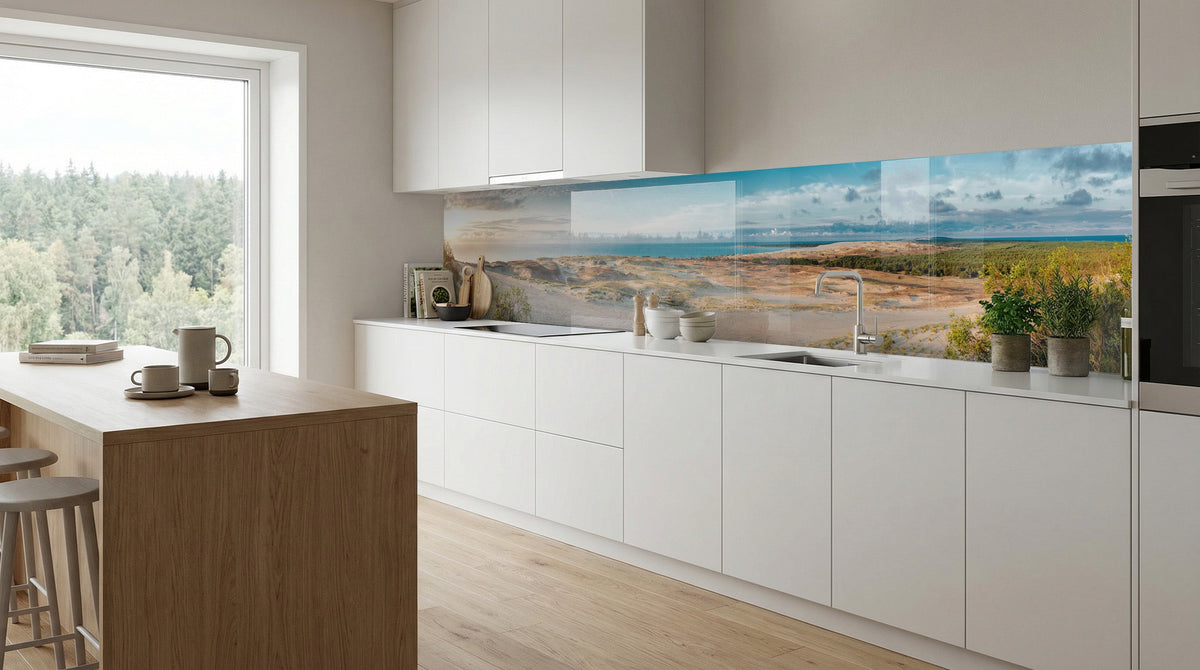 Moderne weiße Küche mit Holzakzenten und einer Küchenrückwand von glasposter.com – „Dünenlandschaft“.