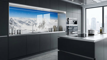 Moderne Küche mit grauen Schränken, Bergpanorama und Küchenrückwand – schneebedeckte Berge.